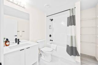 Exquisite 3BR with Den & Complimentary Parking - 8