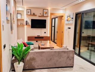 Séjour élégant avec terrasse et vue sur la ville - 5