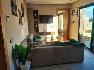 Séjour élégant avec terrasse et vue sur la ville - 4