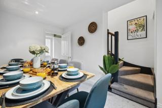 Stylish and Comfortably Large 5-bedroom house - 1