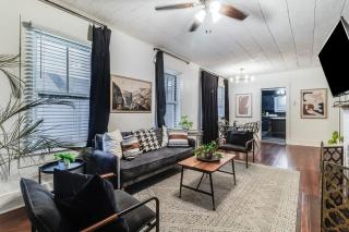 4BR Downtown Lafayette-Garden Parking Walk to Arts District - 9