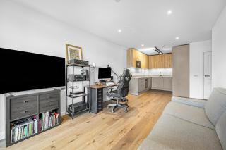 Large Bright Canal 1-Bed with Balcony - 9