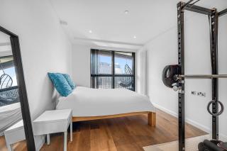 Large Bright Canal 1-Bed with Balcony - 3