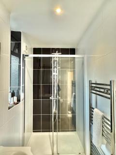 Beachside Haven in Centre with Garden and Parking - 5 Mins Walk to The Beach - 8