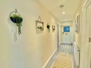 Beachside Haven in Centre with Garden and Parking - 5 Mins Walk to The Beach - 2