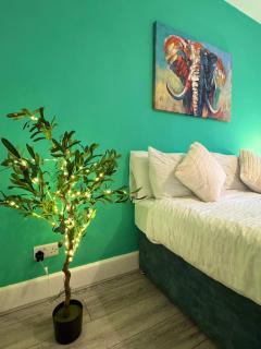 Beachside Haven in Centre with Garden and Parking - 5 Mins Walk to The Beach - 7