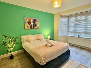 Beachside Haven in Centre with Garden and Parking - 5 Mins Walk to The Beach - 7