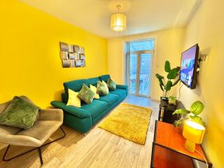 Beachside Haven in Centre with Garden and Parking - 5 Mins Walk to The Beach - 9