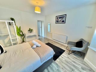 Beachside Haven in Centre with Garden and Parking - 5 Mins Walk to The Beach - 3