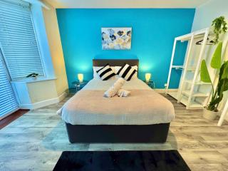 Beachside Haven in Centre with Garden and Parking - 5 Mins Walk to The Beach - 2