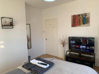 Douglas Apartment - Trains to Edin & Glasgow - Private Parking - 7