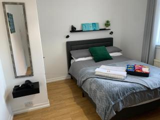 Douglas Apartment - Trains to Edin & Glasgow - Private Parking - 3