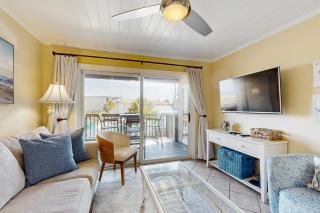 Ocean-view condo with pool, balcony, AC & W/D - walk to beach & near downtown - 8