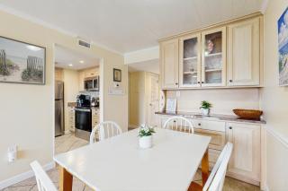 Ocean-view condo with pool, balcony, AC & W/D - walk to beach & near downtown - 4