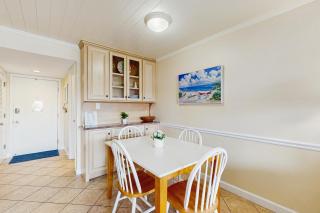 Ocean-view condo with pool, balcony, AC & W/D - walk to beach & near downtown - 2