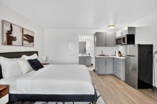 Contemporary studio with sleek updated interiors - 7