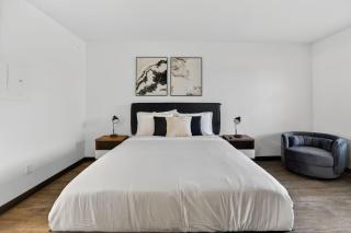 Bright modern studio featuring full kitchenette - 0