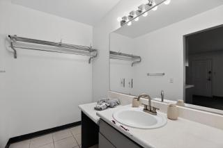 Chic furnished studio with inviting modern decor - 1