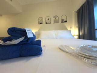 Click Stay - JLT - Entire Studio & Balcony Lakes view Apartment -HW - 4
