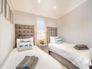 Sandbanks 2 bed Lodge with hot tub - L1 - 5