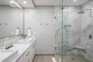 Luxury 2-Bed Condo At Encantame Towers - 9