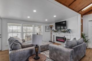 Homey 4BR House in Breaux Bridge for Families - 8