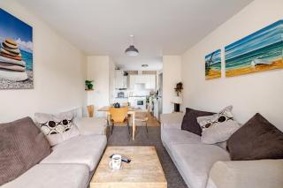 The Fairways Portsmouth-Family-Sleeps 4-Parking - 5