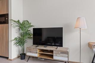Sophisticated Studio Balcony, Pool & Gym JVC - 4