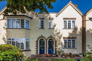 Luxury 2-Bed Flat in the Heart of Blackheath - 3