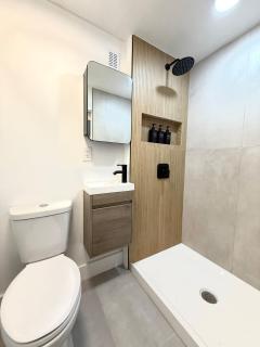 Studio Apartment parking, laundry, full kitchen! - 3