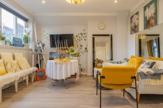 The two bedroom flat with terrace 1 min to Earls Court Station for 5 guests - 0