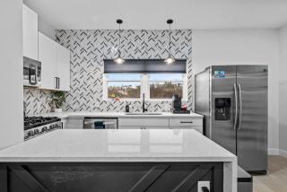 Charming 3Bed 2&half Bath with Deck & Free Strt Parking - 7