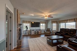 Hilltop Hideaway - 3