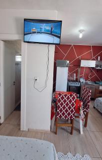 KITNET S2 em TORRES-RS - Na mais bela praia Gaúcha - Cozinha - Banheiro - Ar condicionado - TV smart 32' - Wi-Fi - Estacionamento - Anfitriã Superhost no BnB - 2