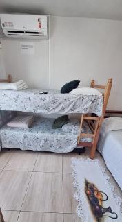 KITNET S2 em TORRES-RS - Na mais bela praia Gaúcha - Cozinha - Banheiro - Ar condicionado - TV smart 32' - Wi-Fi - Estacionamento - Anfitriã Superhost no BnB - 1