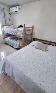 KITNET S2 em TORRES-RS - Na mais bela praia Gaúcha - Cozinha - Banheiro - Ar condicionado - TV smart 32' - Wi-Fi - Estacionamento - Anfitriã Superhost no BnB - 1