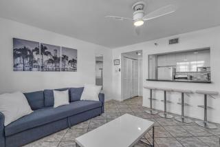 1 BLOCK FROM OCEAN 1 Bedroom in South Beach Collins Avenue - 0