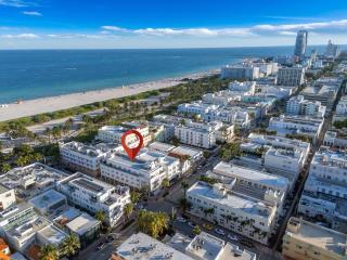 1 BLOCK FROM OCEAN 1 Bedroom in South Beach Collins Avenue - 7