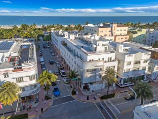 1 BLOCK FROM OCEAN 1 Bedroom in South Beach Collins Avenue - 1