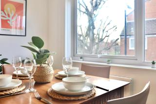 Fully Equipped 1 bedroom flat, Sleeps 4, 8 mins to station - Near Central London - 2