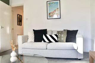 Fully Equipped 1 bedroom flat, Sleeps 4, 8 mins to station - Near Central London - 8