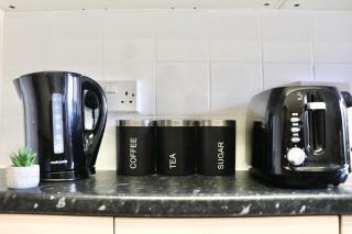 Fully Equipped 1 bedroom flat, Sleeps 4, 8 mins to station - Near Central London - 1