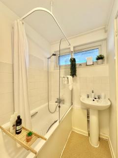 Fully Equipped 1 bedroom flat, Sleeps 4, 8 mins to station - Near Central London - 7