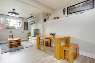 The Salty Hawk Hideaway - Chic Washington ADU - 2