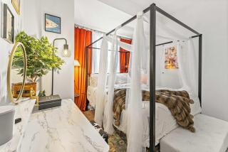 Cozy family suite in Boston with a pool and gym - 0