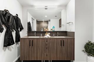 Cozy family suite in Boston with a pool and gym - 2