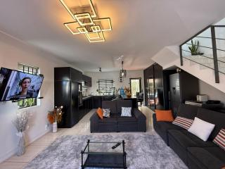 Divine Duplex with Lush garden 7 Minutes Drive to the Beach - 8