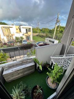 Divine Duplex with Lush garden 7 Minutes Drive to the Beach - 3