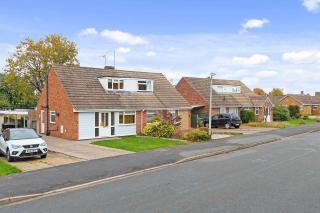 Cosy 3 Bed with Parking - 1