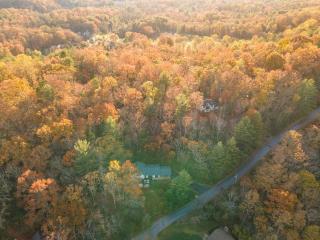 Expansive Deck Sleeps 16 Hot Tub Game Room - Fairview - 4